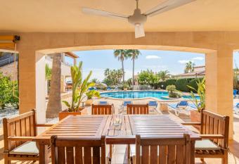 Residencial Planta Baja Cerca Playa allows 18 year olds to book a room