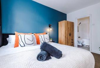 Cozy and Stylish 1 Bedroom Flat in Warrington allows 18 year olds to book a room