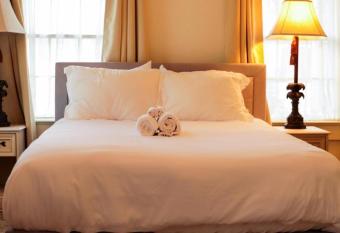 Corporate Comfort: Ideal Accommodation for Work Crews has Balcony rooms