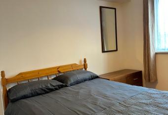 Specious 1 Bed Apartment free wifi and parking has rooms with a private hot tub