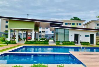 Plumera Condominium Nearest to Airport, Mall and School has Balcony rooms