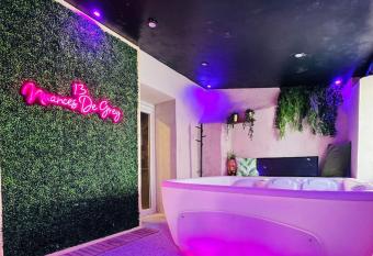 13 Nuances De Grey jacuzzi has rooms with a private hot tub