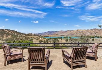 Hilltop 4BR Home in Tehachapi, Brite Lake View, Wi-Fi has rooms with a private hot tub