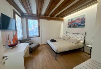 Sora al Ponte has Balcony rooms