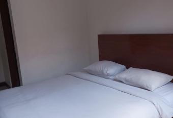 Dreamland Villas & Guest House has rooms with a private hot tub