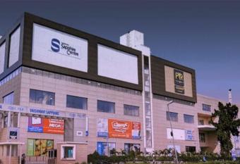 The Quarters has Smoking rooms