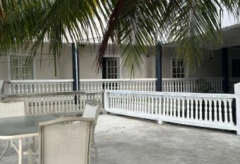 Bay Heights Escape has Balcony rooms