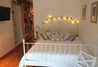 Studio close Fourviere very quiet & small terrace has Balcony rooms