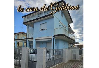 La casa dei gabbiani allows 18 year olds to book a room