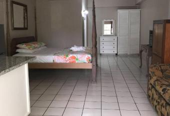 Bay Heights Escape has Balcony rooms