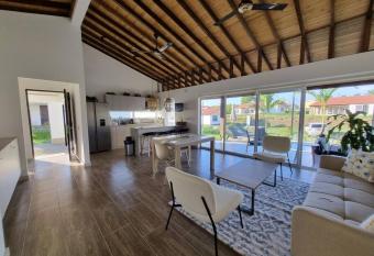 Eden Country Lodge By SimaHost has rooms with a private hot tub