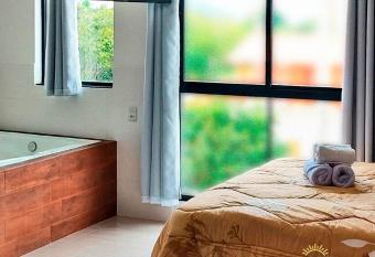 Loft 1 Casal na praia com banheira allows 18 year olds to book a room