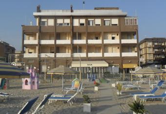Hotel Giordano Spiaggia has Smoking/Balcony rooms