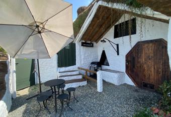 Hobbit Hotel Ecolodge- Guatap   allows 18 year olds to book a room