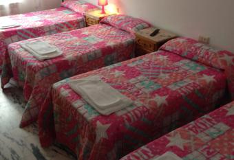 Pensi  n Glorioso II has Balcony rooms