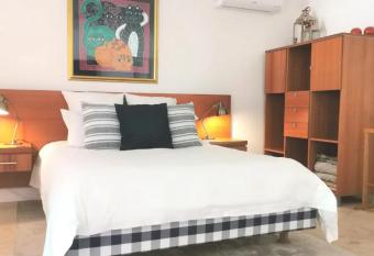 Yellowwood Cottage, Somerset West allows 18 year olds to book a room