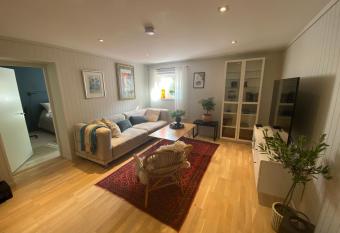 Lys nyoppusset leilighet has Balcony rooms