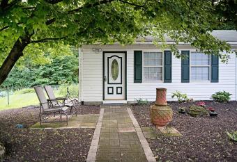 Berry Patch Bed and Breakfast has rooms with a private hot tub