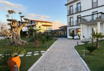 Evergreen Laguna Vain-Lezhe allows 18 year olds to book a room