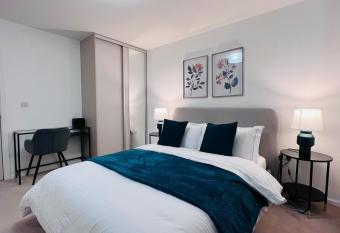 Beautiful Flat in Wembley has Balcony rooms