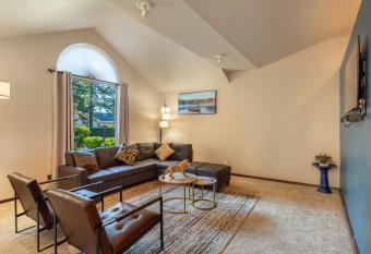 Comfy 4B/2b home near Dunes & Ocean! Pet Friendly! allows 18 year olds to book a room