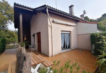 Petite maison de charme    1km du lac de Sanguinet et 20min d Arcachon has Balcony rooms