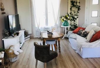 Maison paisible has Balcony rooms