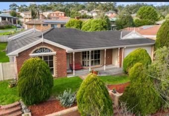 Family Retreat - Narre Warren allows 18 year olds to book a room