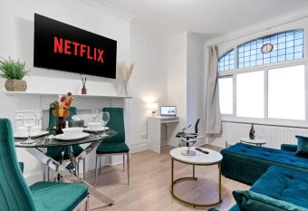 Stylish 2 Bed Apartment near Central London has Balcony rooms