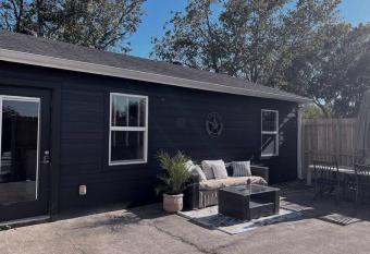 Quiet, Cozy Guesthouse with privacy allows 18 year olds to book a room