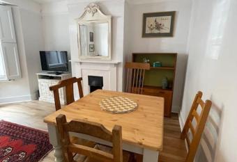 Homely garden apartment, newly refurbished - sleeps four has Balcony rooms