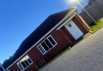 Beautiful 3-Bed Bungalow in Bawtry Doncaster allows 18 year olds to book a room