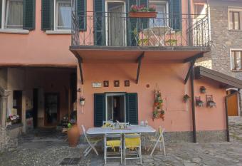 La Corte Del Viandante has Balcony rooms