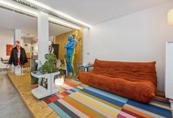 Cosy art studio near station with bikes and garden allows 18 year olds to book a room