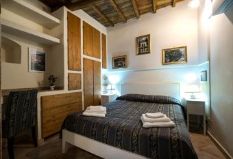 Alla Sibilla allows 18 year olds to book a room