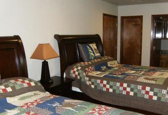 Glenwood Country Club has rooms with a private hot tub