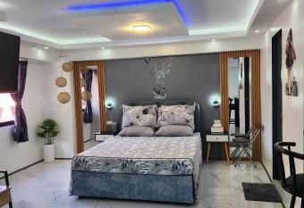 Condo Azur Suites B207 near Airport, Netflix, Stylish, Cozy with swimming pool has Balcony rooms