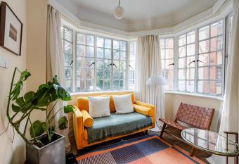 Shanghai Downtown Flower B&B has Balcony rooms