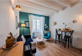 Duplex 3   toiles centre historique au calme entre oc  an, vignobles et chateaux has rooms with a private hot tub