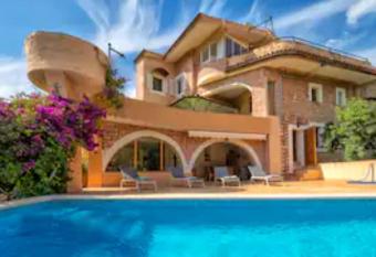 Sol y Montes has Balcony rooms