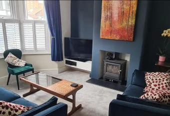 Stylish 3 bedroom Terraced house in Lime road has Balcony rooms
