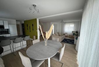 Superbe Maison avec jardin has Balcony rooms