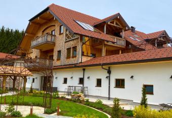 Rosenhof Salzburger Seenland allows 18 year olds to book a room