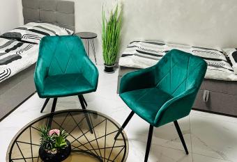 FeWo BEE61 * Langen EXKLUSIV f  r 4 Personen *Vollausstattung mit K  che* inklusive TERRASSE allows 18 year olds to book a room