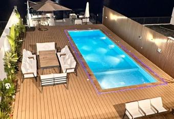 Luxury Villa 5 bedrooms with sea view and free boat has rooms with a private hot tub