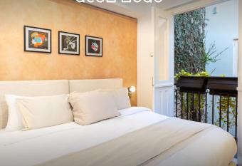 Casa Acomodo Casco Viejo 4bdr Historic Mansion has rooms with a private hot tub