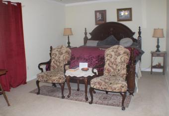 serenity hill bed and breakfast has Balcony rooms