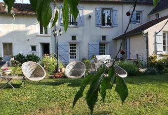 Les Jardins de la Tuilerie has Balcony rooms