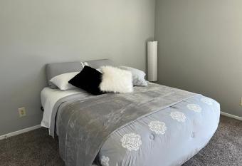 Cozy Private Master Bedroom Near 7th Street has Balcony rooms