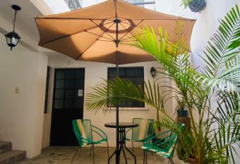 Hostal 17-52 has Balcony rooms